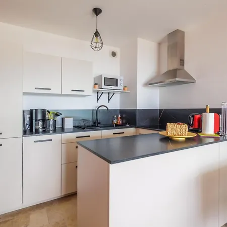 Cosy T2 Vue Climatise Wifi Et Equipe Refait A Neuf Apartament *